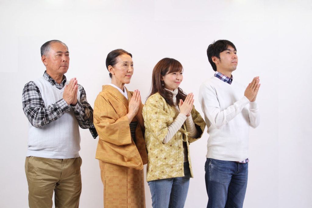 お参りの基本は二拝二拍手一拝。 無料シニア写真じぃばぁ お参りの基本は二拝二拍手一拝。 無料シニア写真じぃばぁ